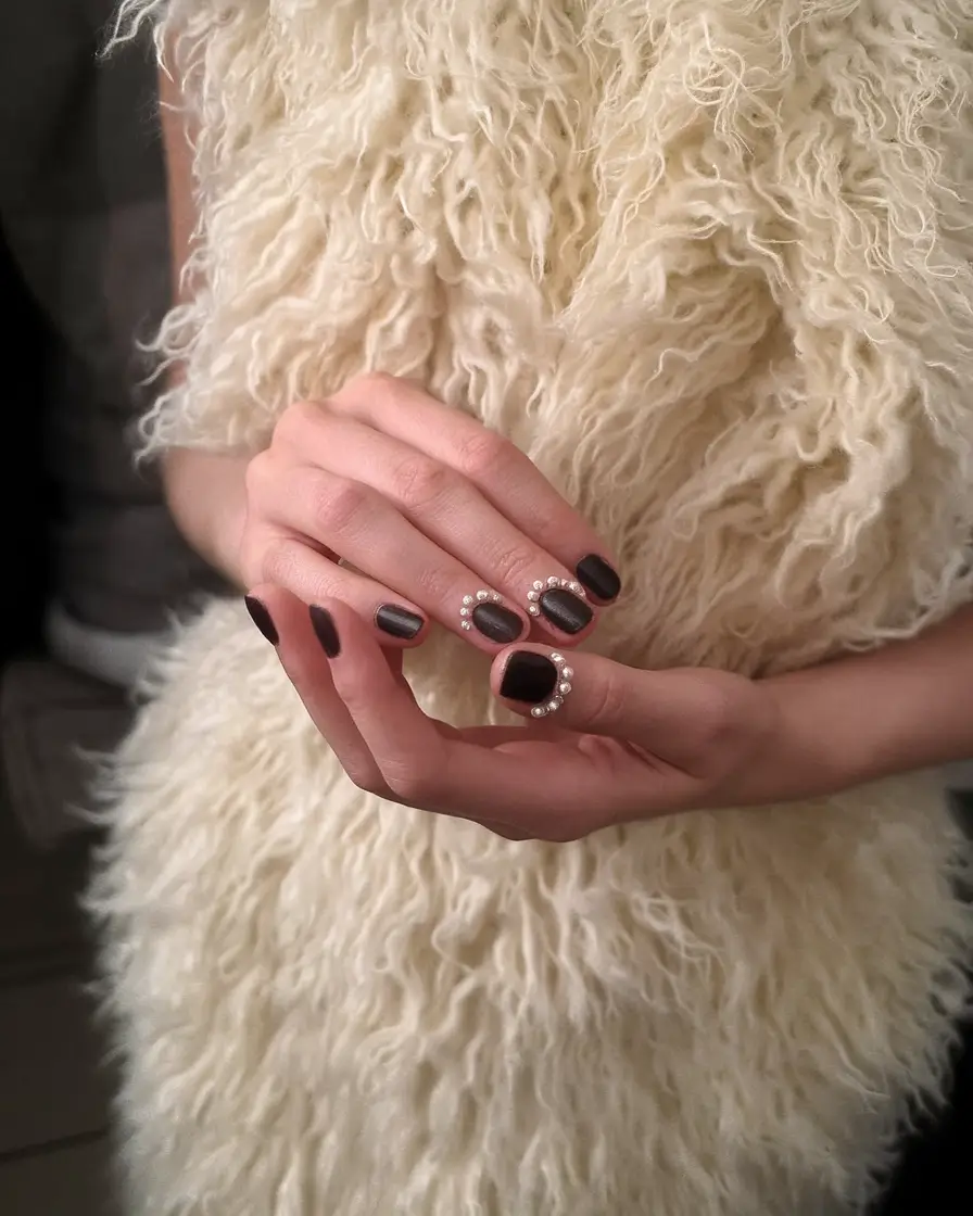 Fall 2025 Nail Trends: 28 Fresh Designs for Almond, Short, Square & Coffin Nails
